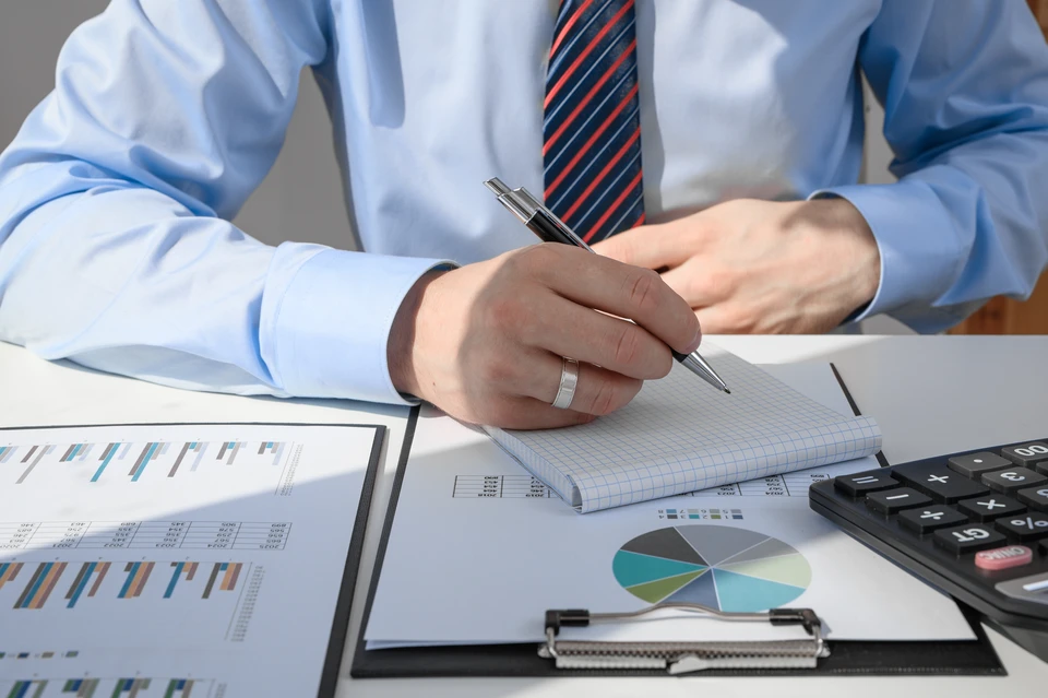 Agent d'assurance consultant un couple familial mature, discutant de l'assurance-maladie, signant un contrat de prêt hypothécaire de retraite à domicile, calculant les fonds, les investissements, l'épargne