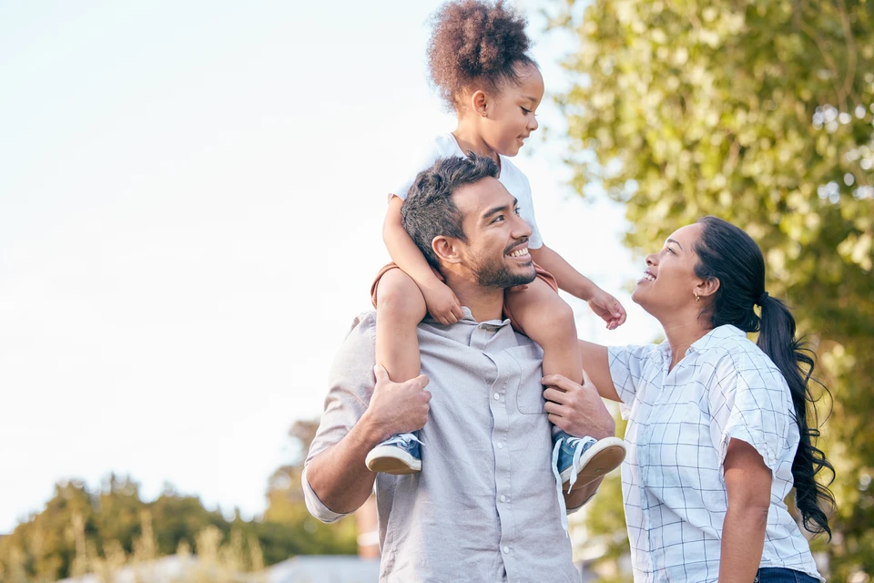Agent d'assurance consultant un couple familial mature, discutant de l'assurance-maladie, signant un contrat de prêt hypothécaire de retraite à domicile, calculant les fonds, les investissements, l'épargne